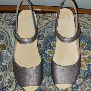 Dansko NWOB ‘Marcy’ Pewter Metallic Sandals Size EU40, USA 9-9.5